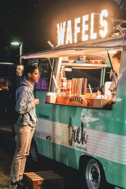 man buying at a food truck